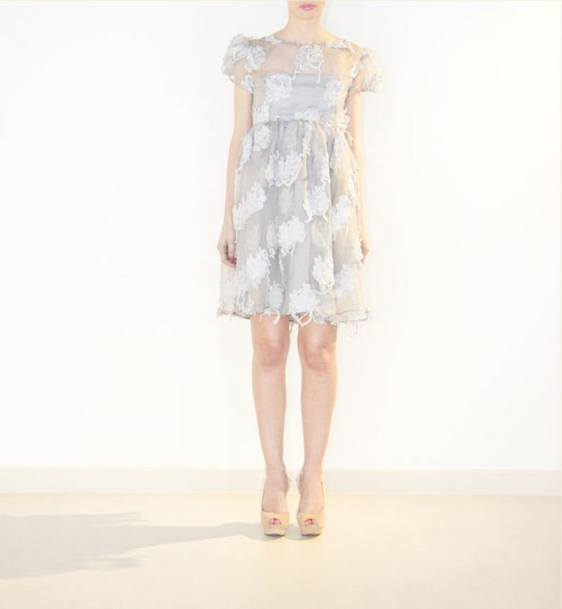 vestido corte imperio gris delante